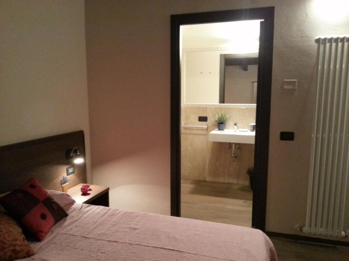 Hotel La Vecchia Reggio ريجّو إيميليا الغرفة الصورة